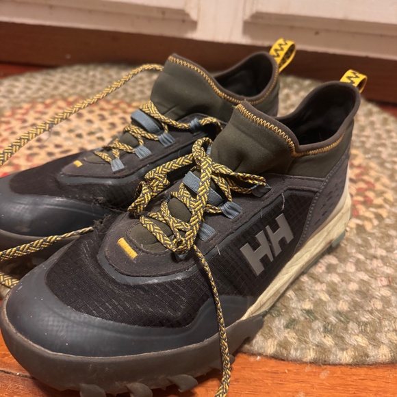Stylish Helly Hansen women's shoes. Black with yellow accents. Durable and comfo - Picture 3 of 6